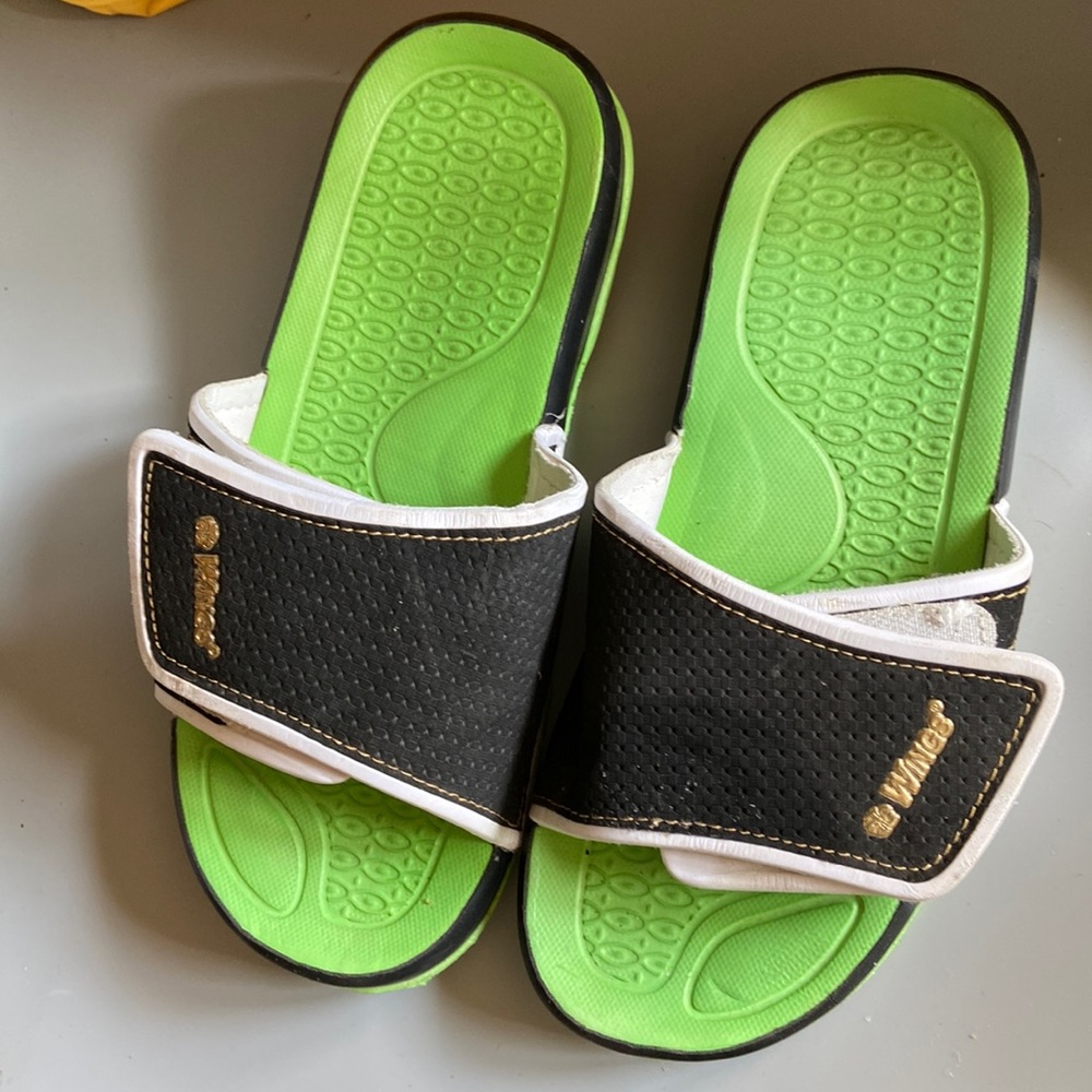 Wings Super flip flops green black and white. See toes perfectly smooth no wear